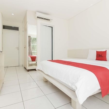 Hotel RedDoorz near Pancoran Giacarta Esterno foto