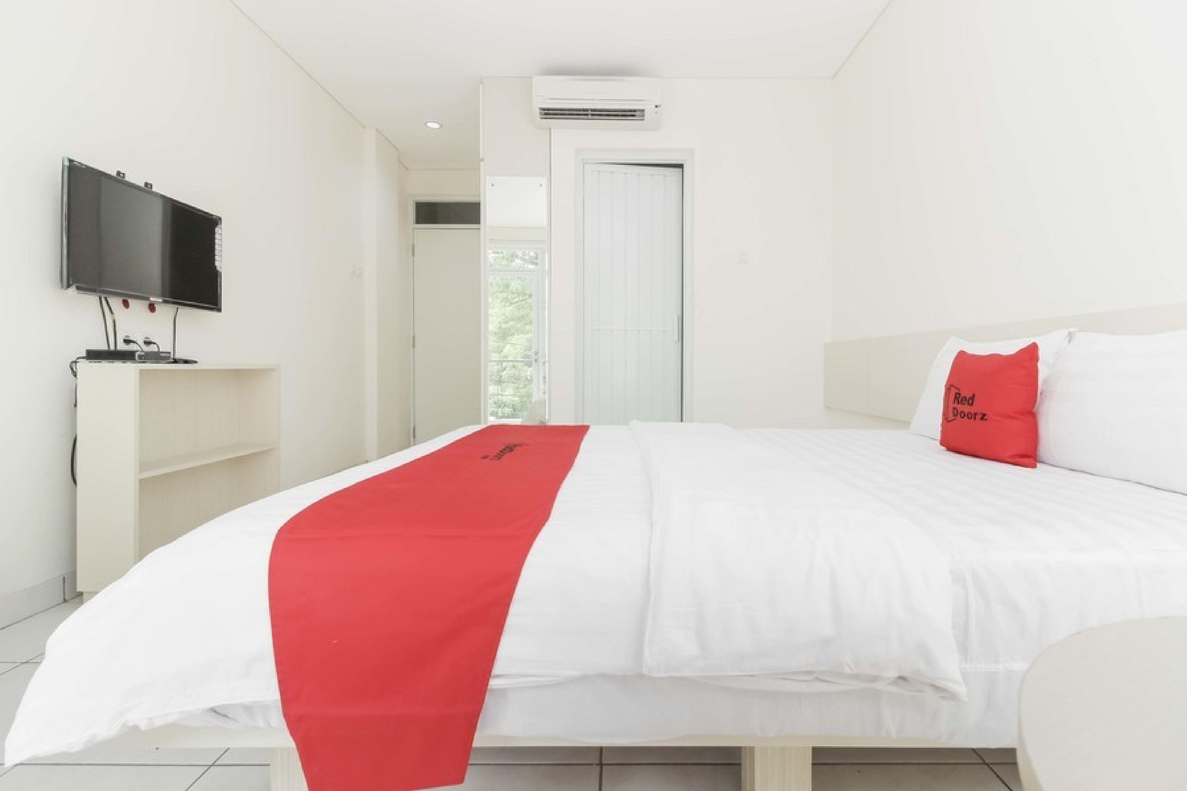 Hotel RedDoorz near Pancoran Giacarta Esterno foto
