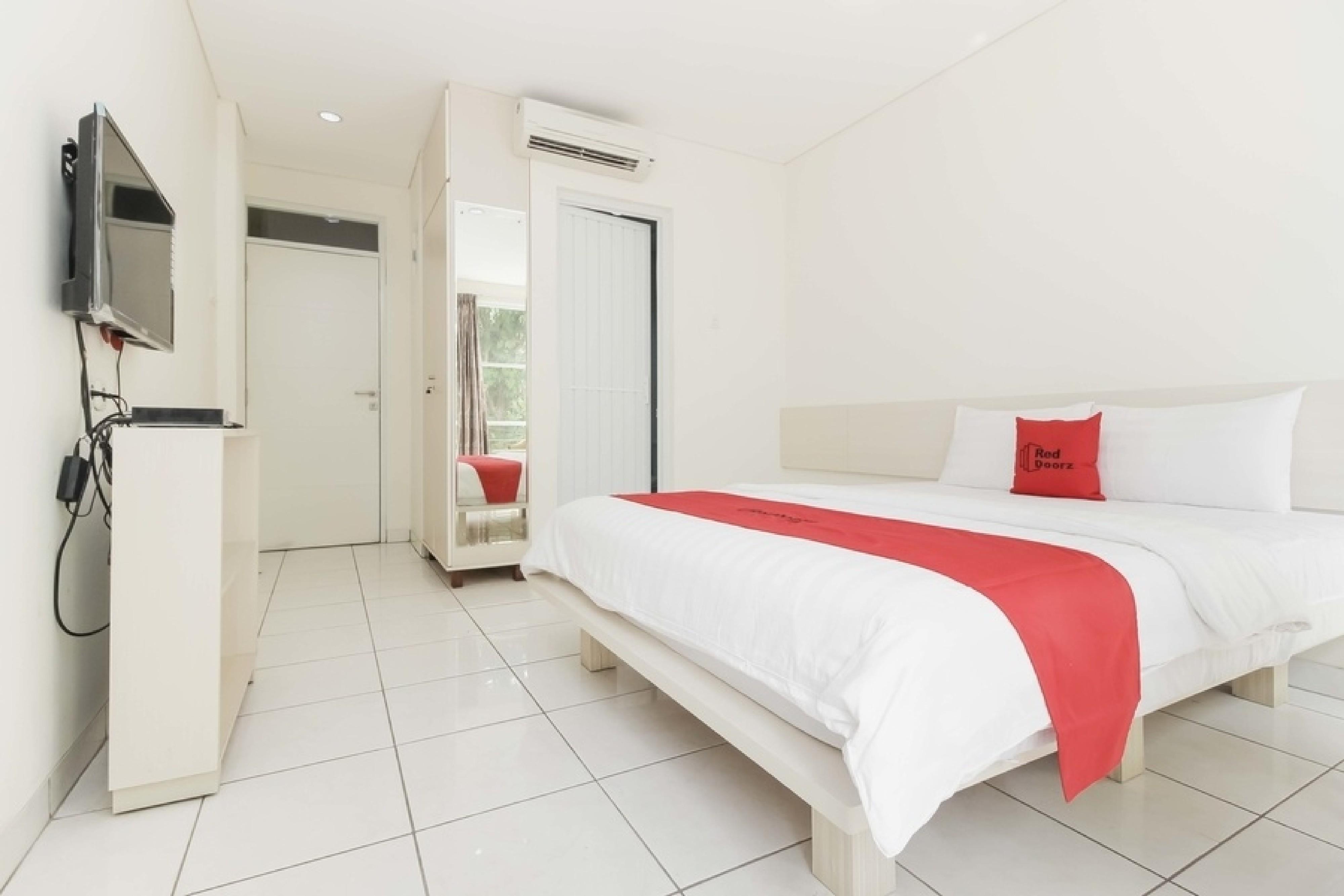 Hotel RedDoorz near Pancoran Giacarta Esterno foto