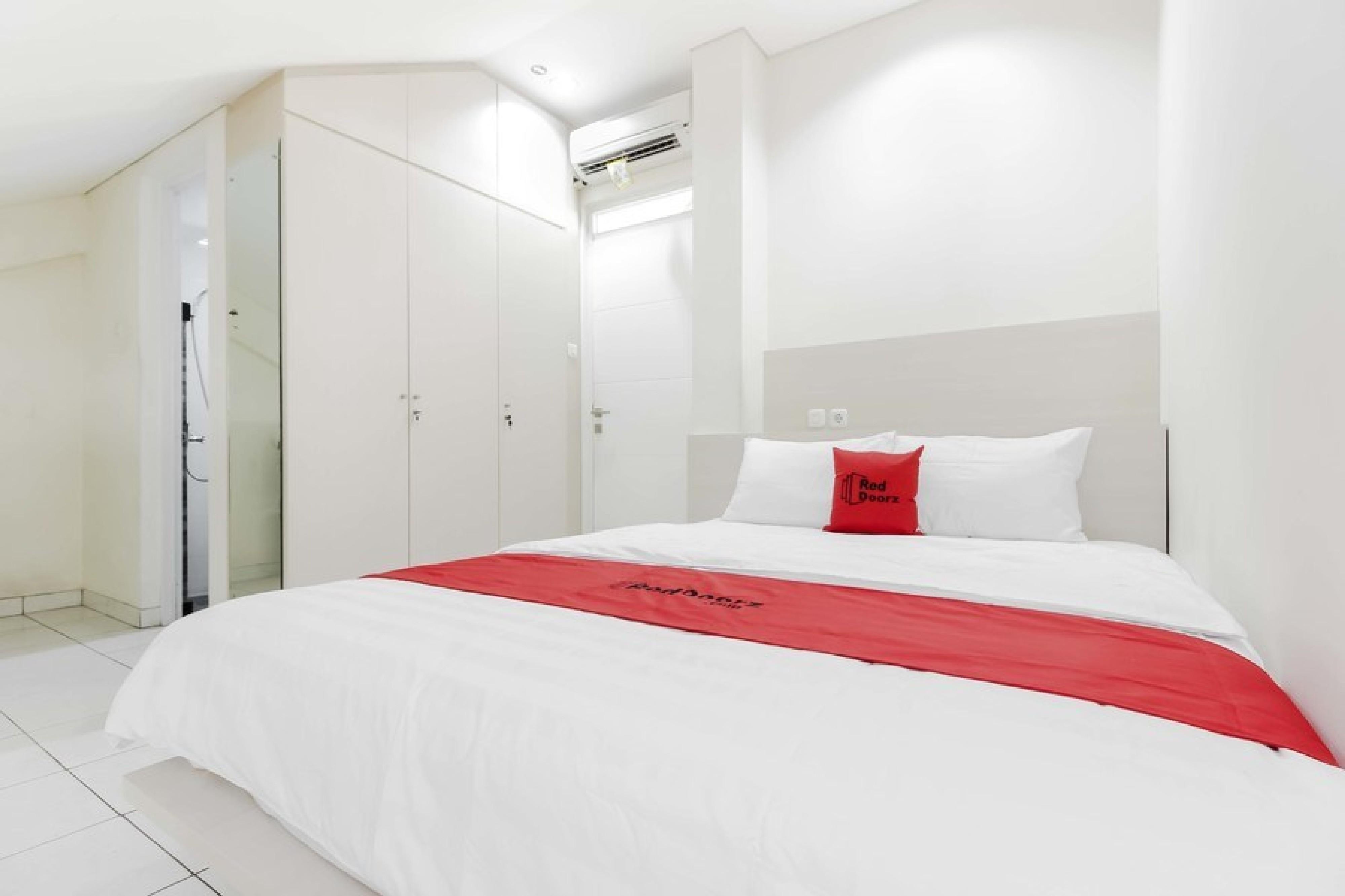 Hotel RedDoorz near Pancoran Giacarta Esterno foto