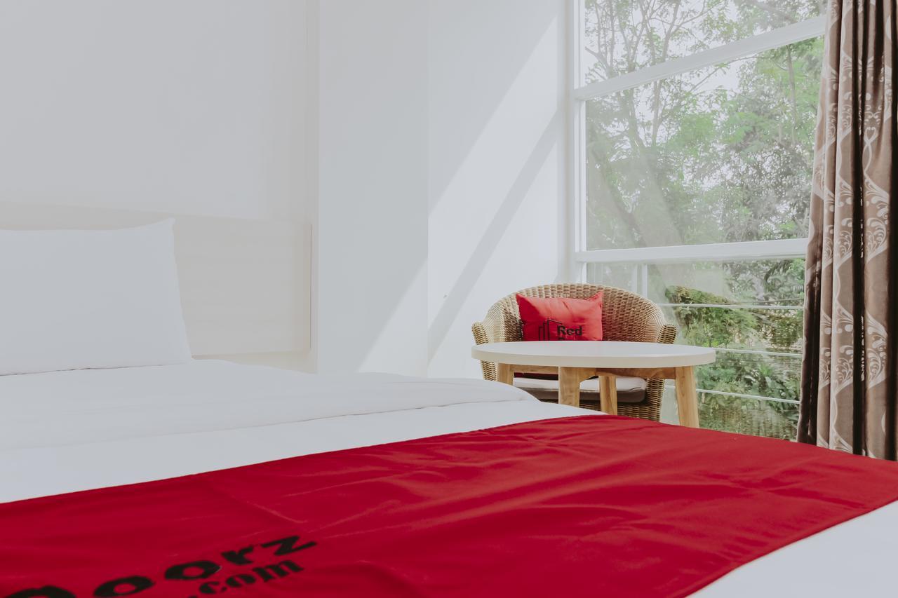Hotel RedDoorz near Pancoran Giacarta Esterno foto