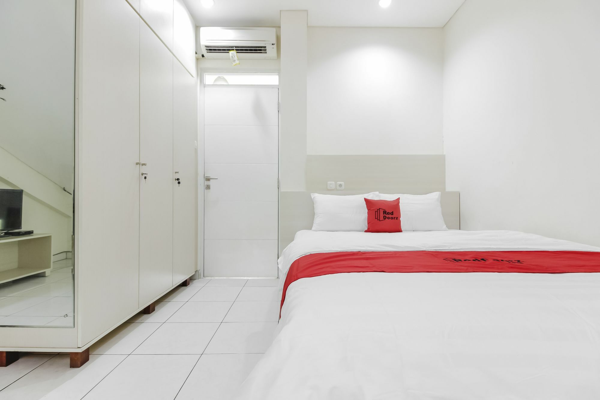 Hotel RedDoorz near Pancoran Giacarta Esterno foto