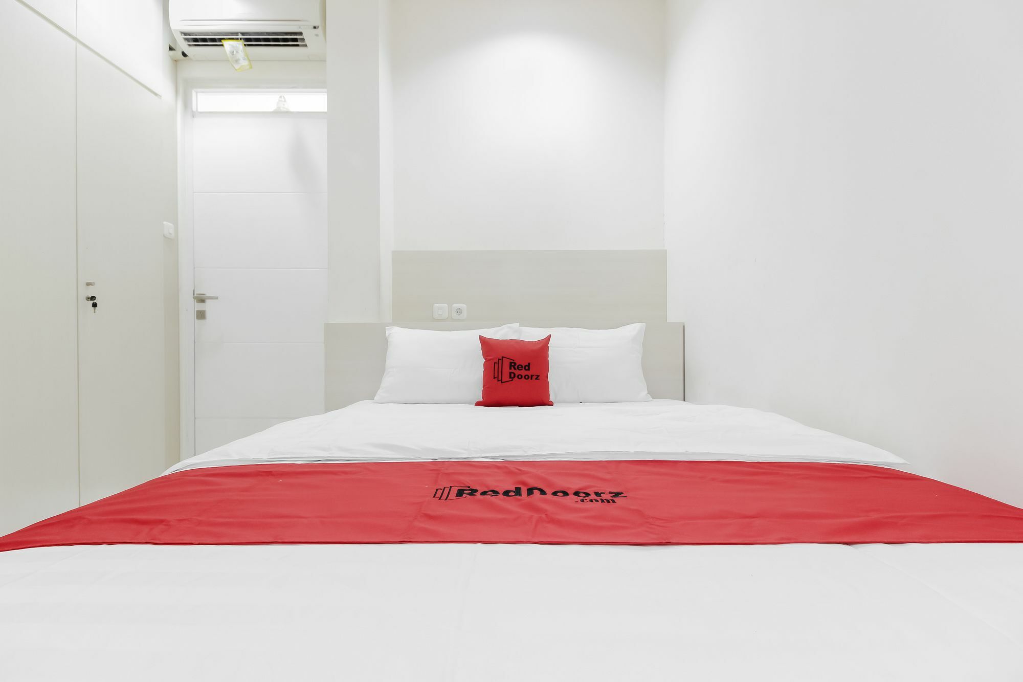 Hotel RedDoorz near Pancoran Giacarta Esterno foto