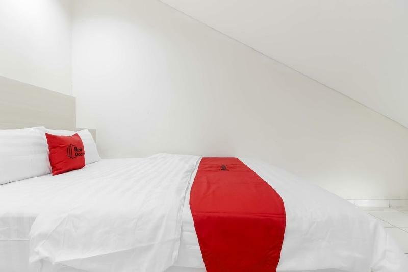 Hotel RedDoorz near Pancoran Giacarta Esterno foto