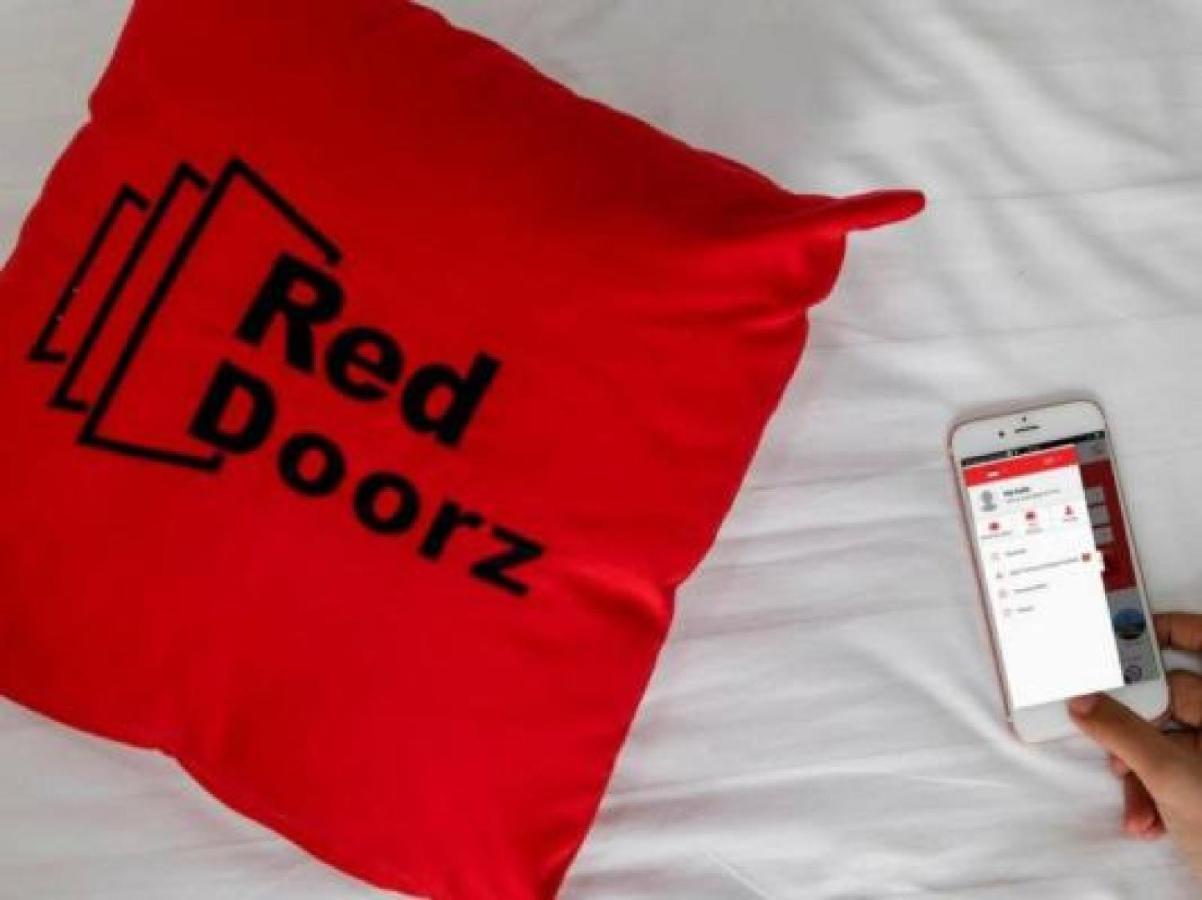 Hotel RedDoorz near Pancoran Giacarta Esterno foto